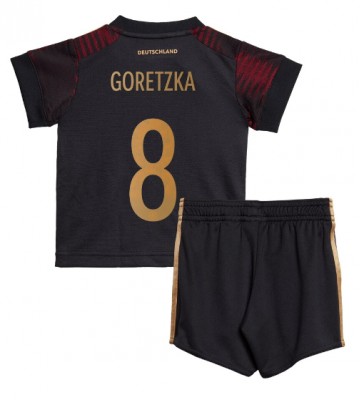 Tyskland Leon Goretzka #8 babykläder Bortatröja barn VM 2022 Korta ärmar (+ Korta byxor)